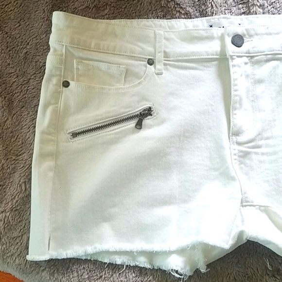 PAIGE STYLE#:INDIO ZIP MID RISE WHITE SHORTS SZ:32 - Picture 7 of 9